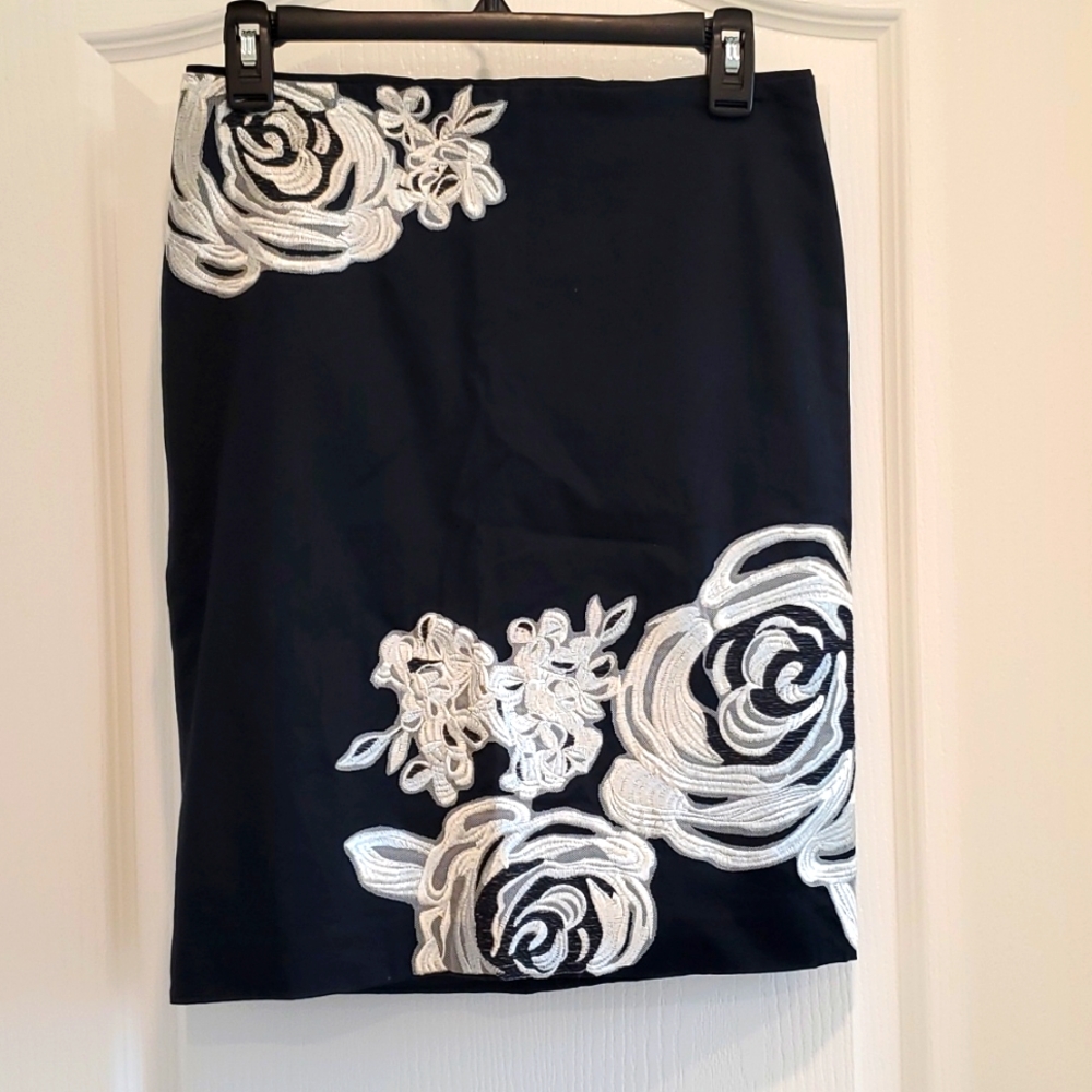 White House| Black Market woman's black Skirt size 00